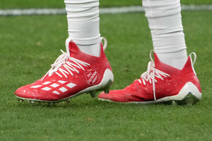 Minnesota Vikings wide receiver K.J. Osborn's red and white cleats.